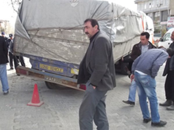 Lastiği Patlayan TIR Yolu Trafiğe Kapadı