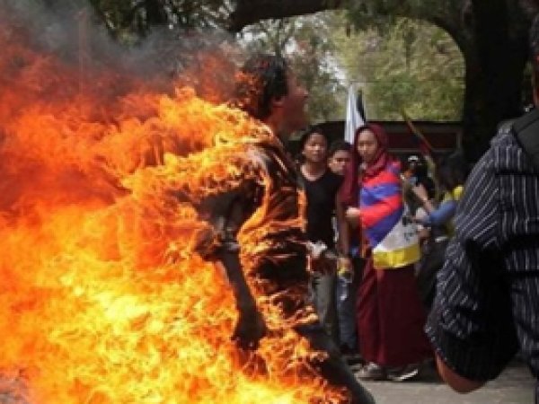 Tibetli Rahip Kendini Yaktı