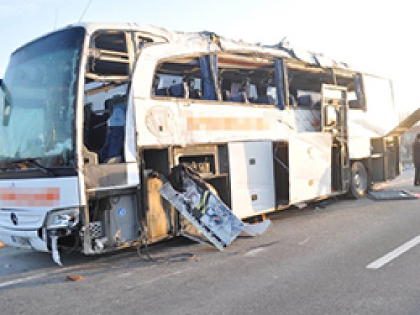 Yolcu Otobüsü Devrildi: 6 Ölü