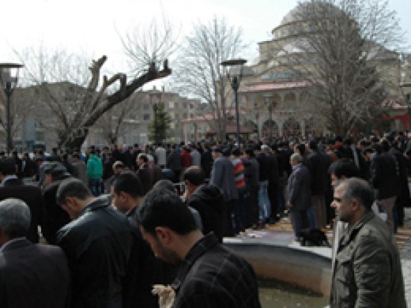 Cuma Namazları Hala Parklarda Kılınıyor