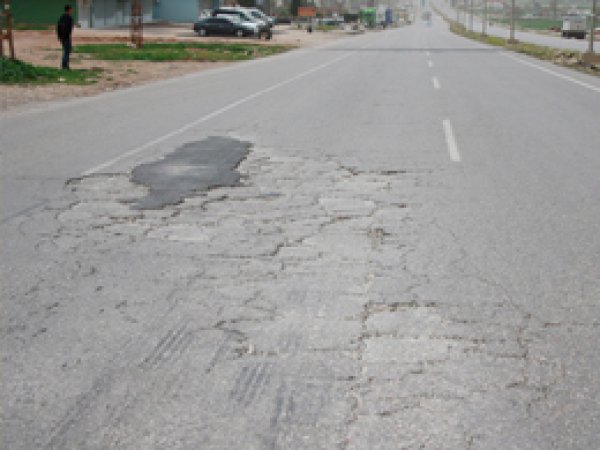 İpekyolu'ndaki Bozuk Asfalt Tehlike Saçıyor