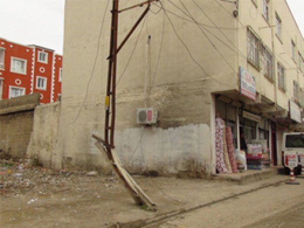 Kum Taşıyan Araç Elektrik Direğine Çarptı 