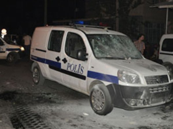 Diyarbakır'da Polis Aracına Molotflu Saldırı
