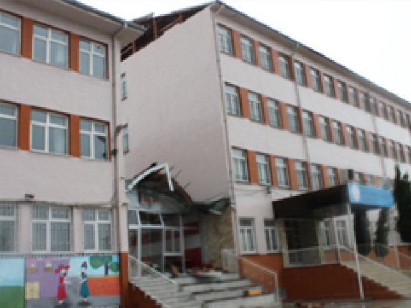Denizli'de Çatı Duvarı Çöktü: 1 Ölü