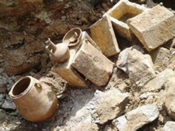 Tarihi Eserleri Kepçe Operatörü Buldu