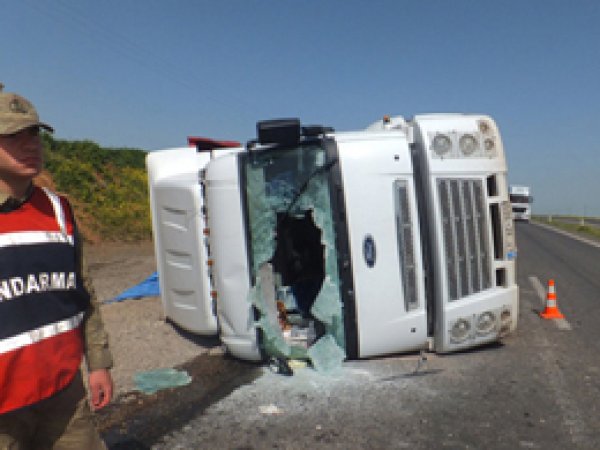 Çınar'da TIR Devrildi