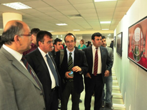 YYÜ' de Konferans ve Sergi