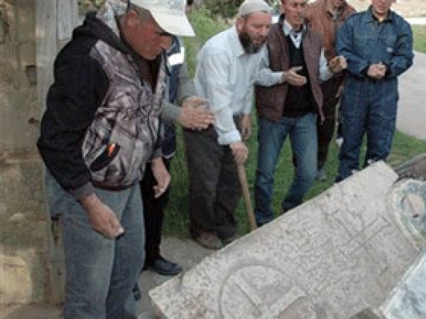 Kapı Eşiğinde Tarihi Eser