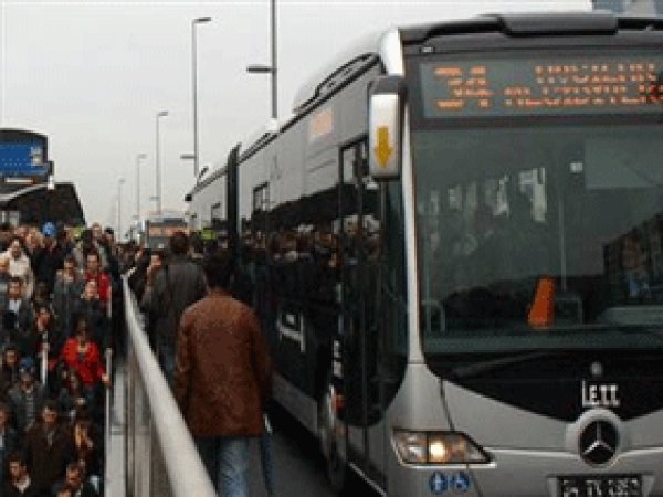 Metrobüsün Çarptığı Yaya Kurtarılamadı 