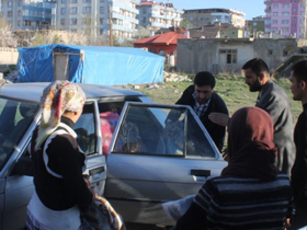Rahmet Eli'nden Savaş Mağduru Aileye Yardım