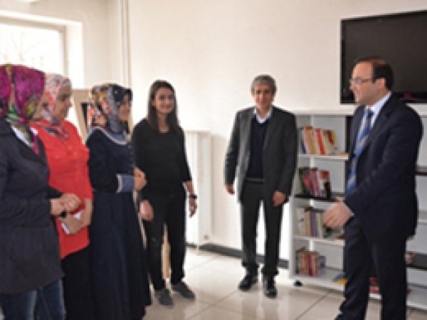 Hükümet Konağı Bekleme Salonlarına Kitaplık 