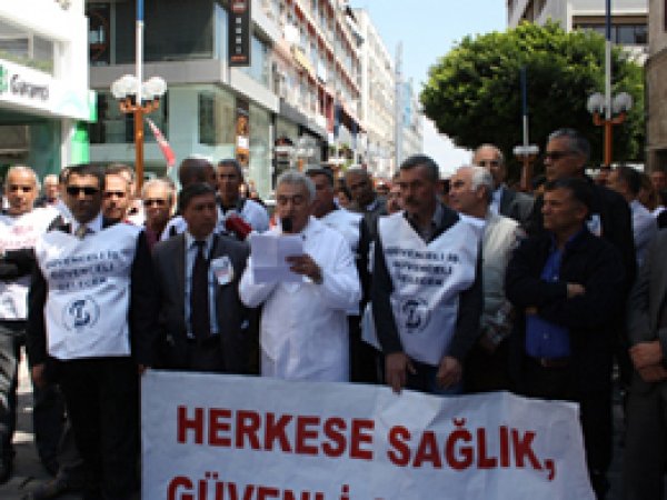 Mersin'de Sağlık Çalışanları Grevde