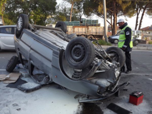 Manisa'da Trafik Kazası: 3 Yaralı