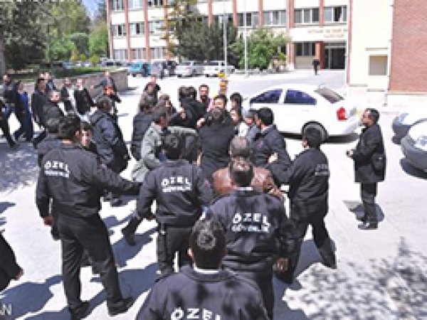 Üniversitede Kutlu Doğum Kavgası