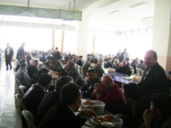Kutlu Doğum'da Bin Kişiye Yemek Verildi