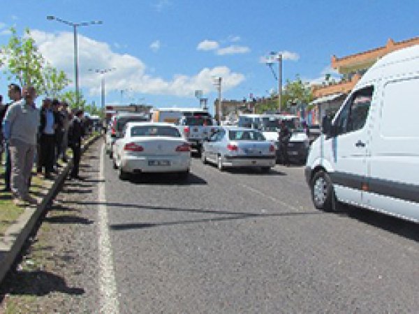 Mahalle Sakinleri Kaza Sonrasında Yolu Trafiğe Kapadı