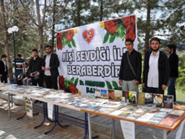 Öğrenciler Kitap Standı Açtı