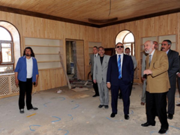 Vali Yukarı Norşin Camii İnşaatında 