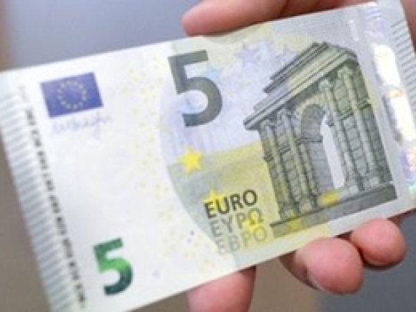 Yeni 5 Euro'lar Tedavüle Girdi