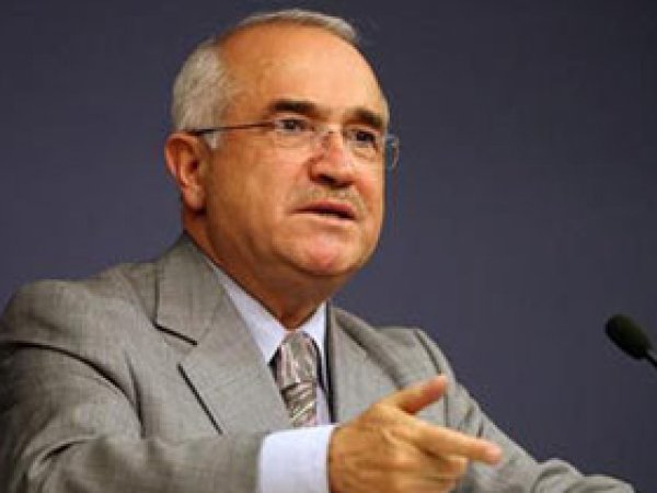 Cemil Çiçek'ten 'Çekilme' Açıklaması
