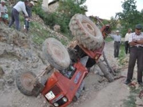 Traktör Devrildi: 1 ölü 3 Yaralı 