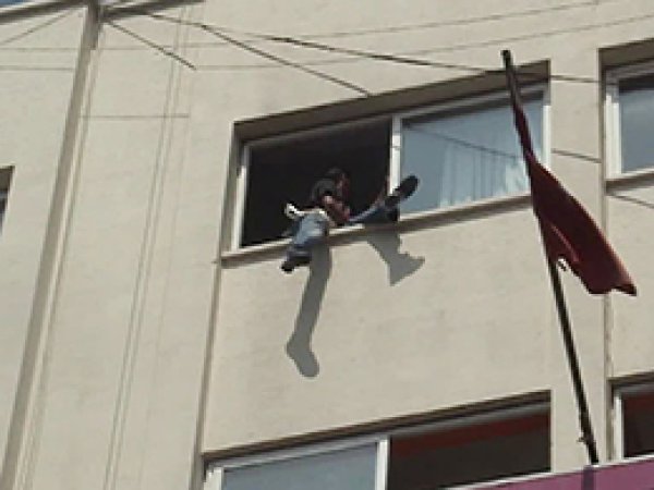 Kucağında Bebeğiyle İntihara Kalkıştı