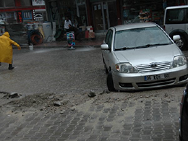 Van Yarım Saatte Sular Altında Kaldı