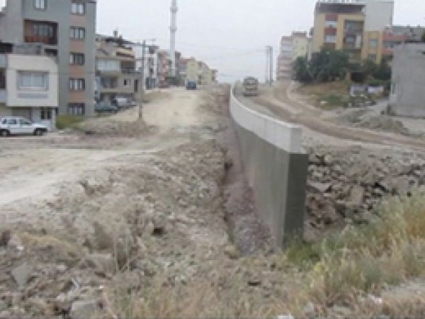 İzmir'de Bitmeyen Altyapı Çalışmaları Halkı Bezdirdi