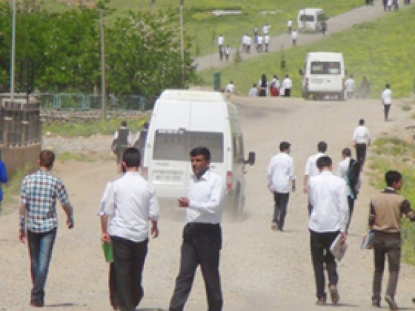 Kaldırımsız Okul Yolu Tehlike Saçıyor