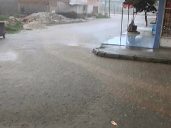 Sağanak Yağış Yolları Göle Çevirdi