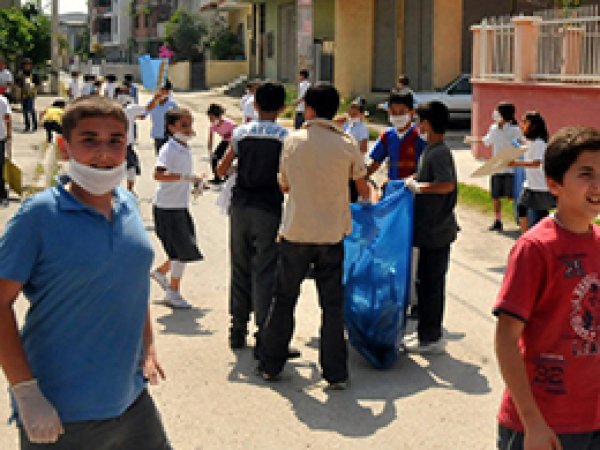 Öğrenciler Sokakları Temizledi!
