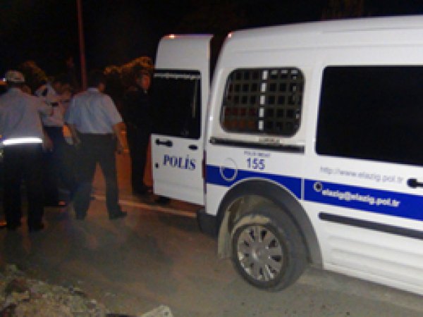 Elazığ'da Polise Taşlı Saldırı