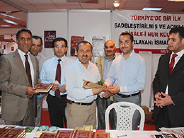 Vanlı Yazarlar Meslektaşlarını Fuarda Ziyaret Etti 