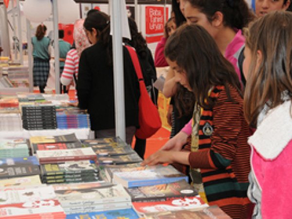 Öğrencilerden Van Kitap Fuarına Yoğun İlgi