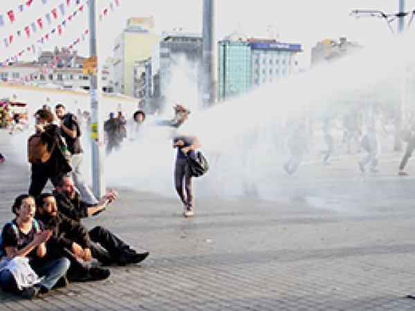Gezi Parkı Gerginliğinde 12 Yaralı, 63 Gözaltı