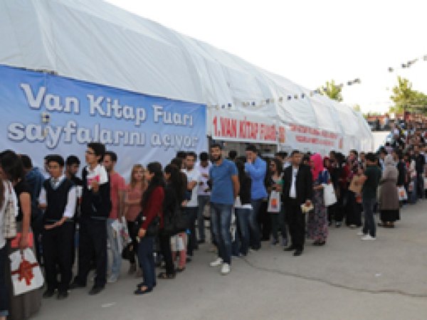 Yazarlar Fuarın Son Gününde Okurlarıyla Buluştu