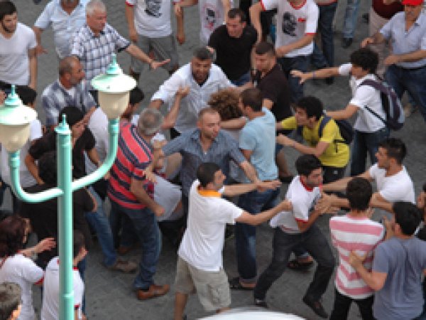 CHP'nin Taksim Protestosunda Kavga