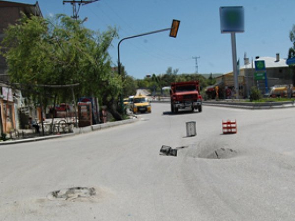 Çöken Yol Kazaya Davetiye Çıkartıyor 