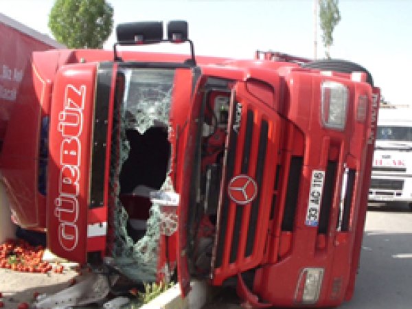 Van'da TIR Devrildi