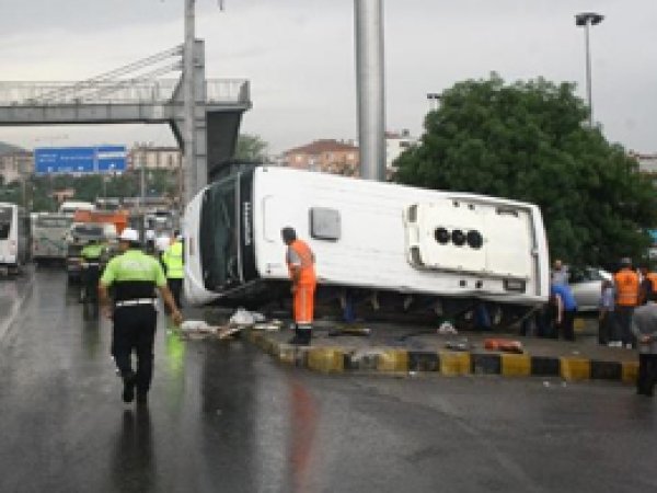 Gölcük'te İşçi Servisi takla Attı: 22 Yaralı