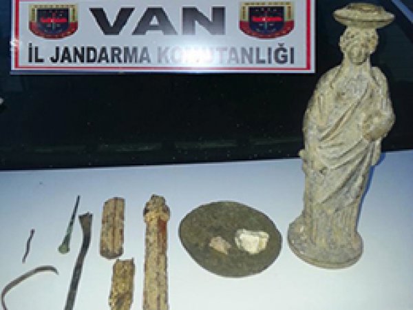 Van'da Tarihi Eserler Ele Geçirildi