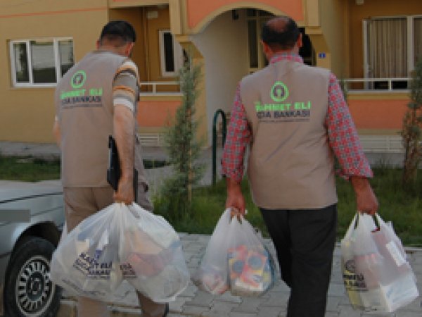 Van'da Sahipsiz Kalan Aileye Rahmeteli Sahip Çıktı 