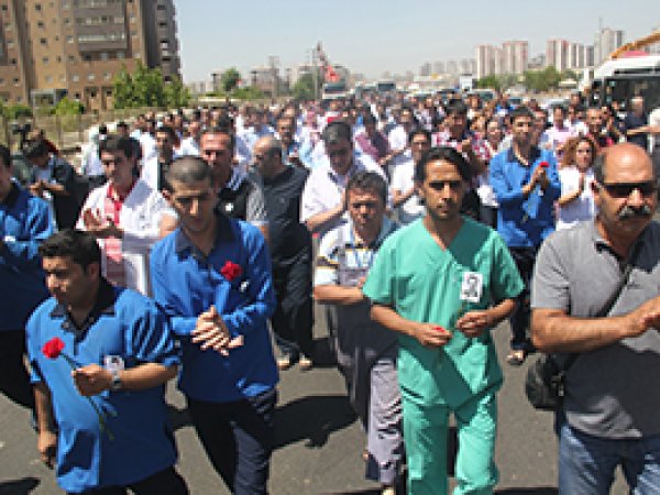 Hastane Çalışanları Yolu Trafiğe Kapattı