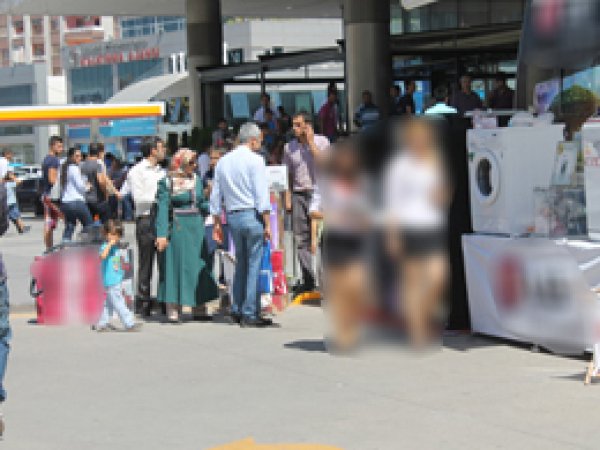 Burada Ürün mü Teşhir Ediliyor Kadın mı?