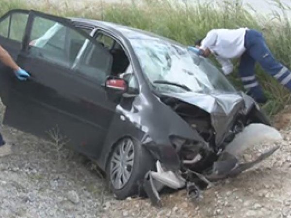 Menfeze Çarpan Araç Asılı Kaldı: 1 Ölü