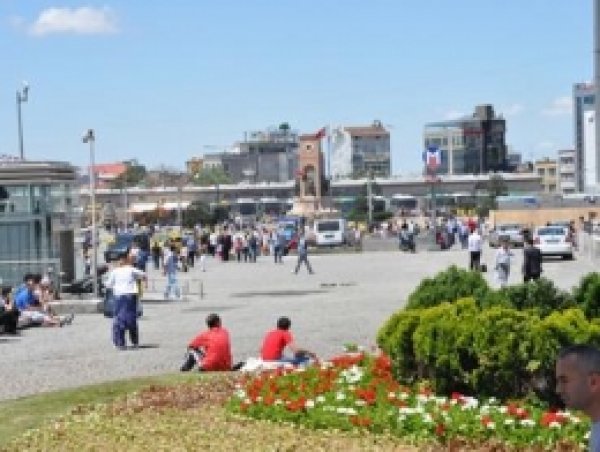 Taksim'de Hayat Normale Dönmeye Başladı
