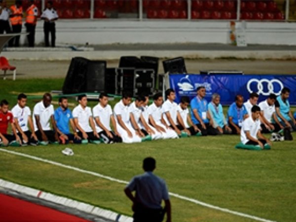 Futbol Sahasında Cemaatle Namaz