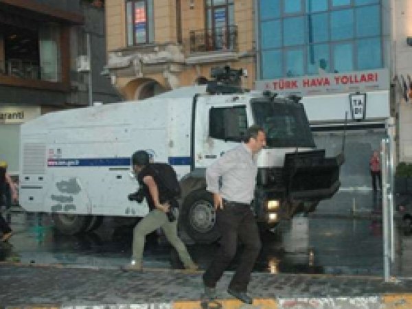 Polis Taksim'de Göstericilere Müdahale Etti 