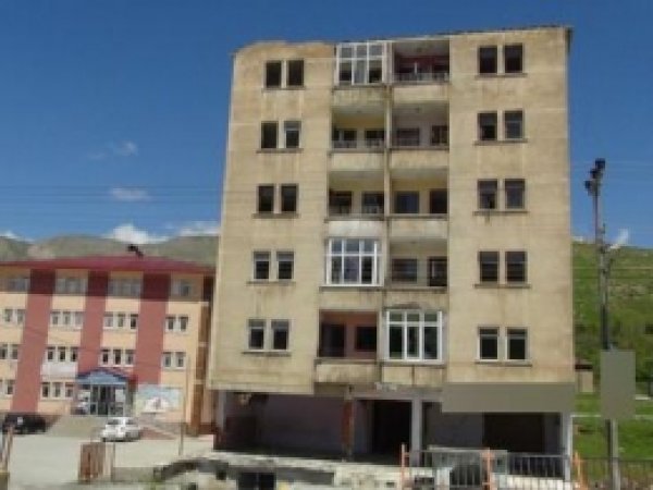 Hasarlıdır Diye Boşaltılan Bina Hala Yıktırılmadı