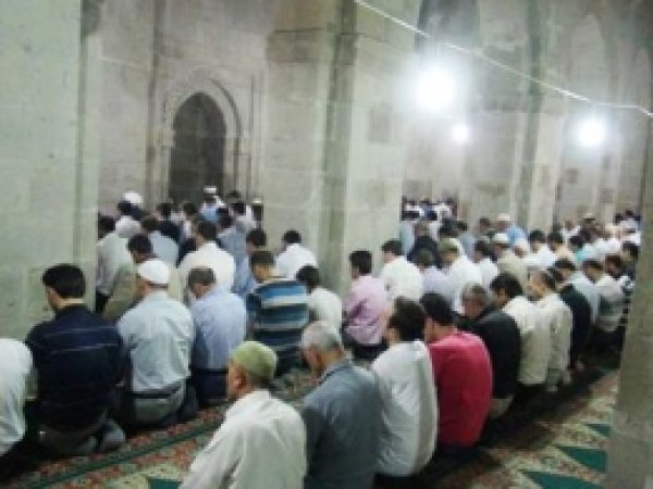 Berat Gecesinde Bitlisliler Camilere Akın Etti